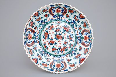 Une assiette godronnéz en palette cachemire, faïence de Delft vers 1700