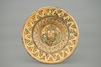 Une assiette italienne au décor sgraffiato, inscrit IHS, 18ème