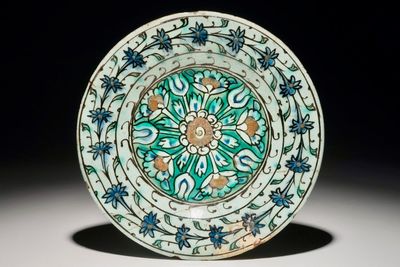 Une assiette Iznik à décor ornemental, Turquie, 1ère moitié du 17ème