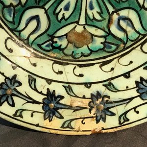 Une assiette Iznik à décor ornemental, Turquie, 1ère moitié du 17ème — photo 3