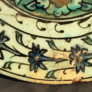Une assiette Iznik à décor ornemental, Turquie, 1ère moitié du 17ème — photo 4