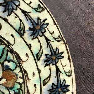 Une assiette Iznik à décor ornemental, Turquie, 1ère moitié du 17ème — photo 8