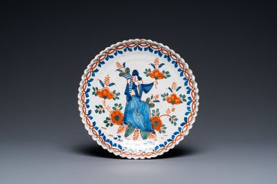 Une assiette lobée en faïence de Delft en palette cachemire, datée 1711