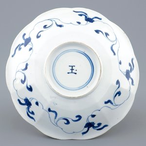 Une assiette lobée en porcelaine de Chine bleu et blanc, Kangxi — photo 2