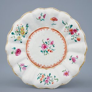 Une assiette lobée en porcelaine de Chine famille rose, Qianlong, 18ème — photo 1