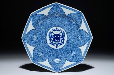 Une assiette octogonale en faïence de Chine bleu et blanc aux armoiries de "de Haze", Yongzheng/Qianlong