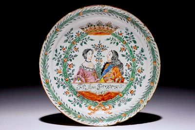 Une assiette orangiste en faïence de Delft polychrome aux portraits royales, datée 1741