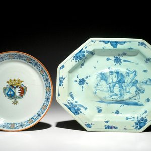 Une assiette polychrome armoriée et un plat octagonal en bleu et blanc, Savone, Italie, 18ème — photo 1