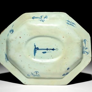 Une assiette polychrome armoriée et un plat octagonal en bleu et blanc, Savone, Italie, 18ème — photo 6