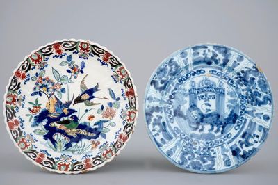 Une assiette polychrome aux canards et une assiette au décor de chinoiserie, 17/18ème