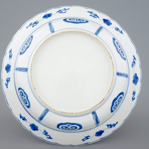 Une assiette profonde en porcelaine de Chine bleu et blanc, Kangxi — photo 3
