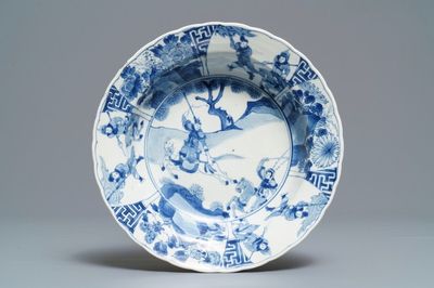 Une assiette profonde en porcelaine de Chine bleu et blanc, marque et époque de Kangxi