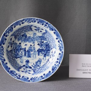 Une assiette profonde en porcelaine de Chine en bleu et blanc à décor d'une scène du 'Xi Xiang Ji', Yongzheng — photo 3