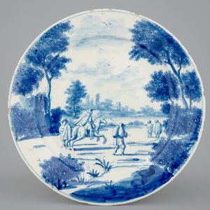 Une assiette raffinée en Delft bleu et blanc d'un paysage animé de personnages, 18e — photo 1
