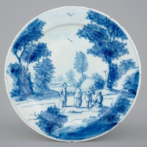 Une assiette raffinée en Delft bleu et blanc d'un paysage animé de personnages, 18e — photo 1