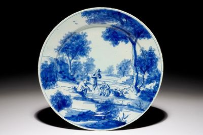 Une assiette raffinée en faïence de Delft bleu et blanc à décor d'hommes au bord d'une rivière, début du 18ème