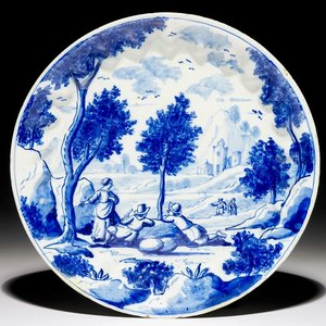 Une assiette raffinée en faïence de Delft bleu et blanc aux voyageurs dans un paysage, début du 18ème — photo 1
