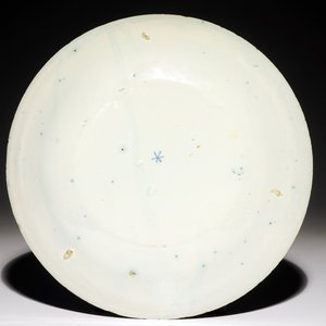 Une assiette raffinée en faïence de Delft bleu et blanc figurant à décor de personnages dans un paysage, début du 18ème — photo 2
