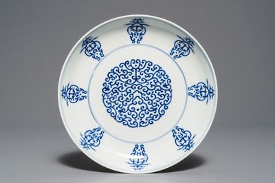 Une assiette 'shou' en porcelaine de Chine bleu et blanc, marque de Tongzhi, 19/20ème