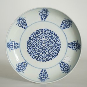 Une assiette 'shou' en porcelaine de Chine bleu et blanc, marque de Tongzhi, 19/20ème — photo 4
