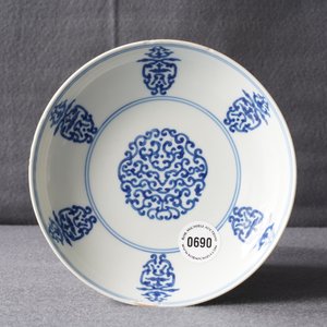 Une assiette 'shou' en porcelaine de Chine bleu et blanc, marque et époque de Qianlong — photo 11