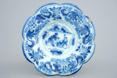 Une assiette torsadée en faïence de Delft bleu et blanc à décor chinoiserie, 2ème moitié du 17ème