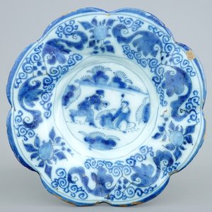 Une assiette torsadée en faïence de Delft bleu et blanc à décor chinoiserie, 2ème moitié du 17ème — photo 1