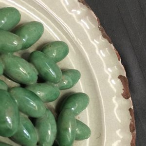 Une assiette trompe l'oeil aux olives en faïence de Moustiers, 18ème — photo 5