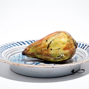 Une assiette trompe l'oeil avec une poire en faïence de Delft, 19ème — photo 5