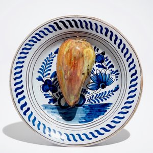 Une assiette trompe l'oeil avec une poire en faïence de Delft, 19ème — photo 6