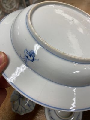 Une assiette, un bol et une tasse-surprise en porcelaine de Chine en bleu et blanc, Wanli/Yongzheng — photo 3