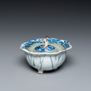 Une assiette, un bol et une tasse-surprise en porcelaine de Chine en bleu et blanc, Wanli/Yongzheng — photo 11