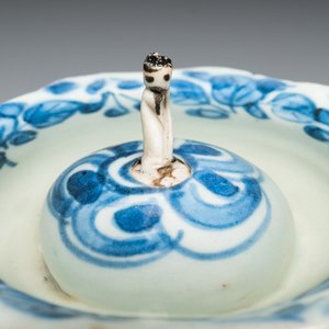 Une assiette, un bol et une tasse-surprise en porcelaine de Chine en bleu et blanc, Wanli/Yongzheng — photo 12
