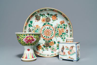 Une assiette, une boîté à thé et un bol sur piedouche en porcelaine de Chine, Kangxi/Yongzheng