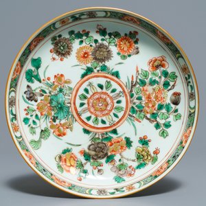 Une assiette, une boîté à thé et un bol sur piedouche en porcelaine de Chine, Kangxi/Yongzheng — photo 2