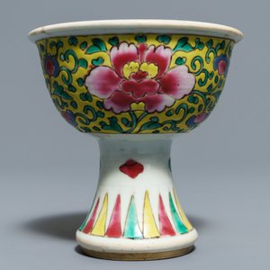 Une assiette, une boîté à thé et un bol sur piedouche en porcelaine de Chine, Kangxi/Yongzheng — photo 4