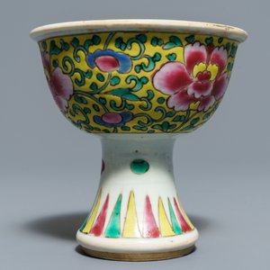 Une assiette, une boîté à thé et un bol sur piedouche en porcelaine de Chine, Kangxi/Yongzheng — photo 5