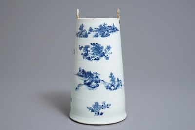 Une baratte à beurre en porcelaine de Chine bleu et blanc, Qianlong