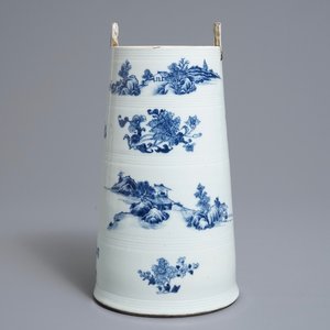 Une baratte à beurre en porcelaine de Chine bleu et blanc, Qianlong — photo 1