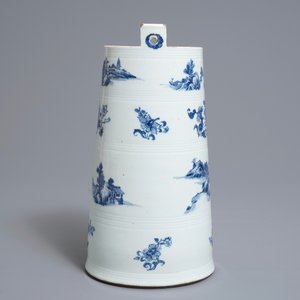 Une baratte à beurre en porcelaine de Chine bleu et blanc, Qianlong — photo 2
