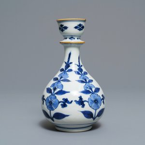 Une base de narguilé en porcelaine de Chine bleu et blanc, Kangxi — photo 4
