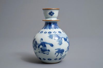 Une base de narguilé en porcelaine de Chine bleu et blanc, Kangxi
