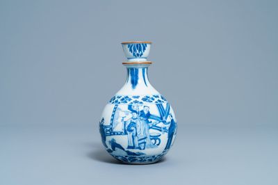 Une base de narguilé en porcelaine de Chine en bleu et blanc, Kangxi
