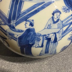 Une base de narguilé en porcelaine de Chine en bleu et blanc, Kangxi — photo 18