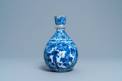 Une base de narguilé en porcelaine de Chine en bleu et blanc, Kangxi