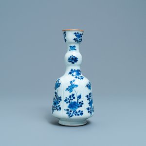 Une base de narguilé en porcelaine de Chine en bleu et blanc, Kangxi — photo 2