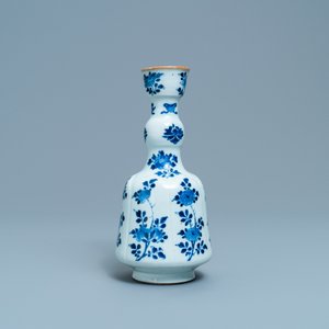 Une base de narguilé en porcelaine de Chine en bleu et blanc, Kangxi — photo 4