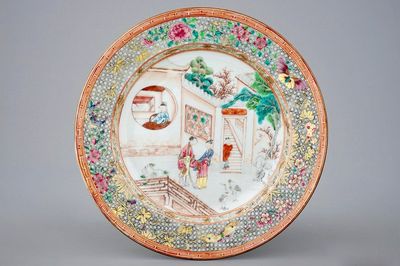 Une belle assiette en porcelaine de Chine aux papillons sur l'aile, Yongzheng, 1723-1735