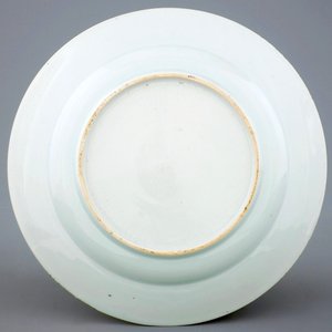 Une belle assiette en porcelaine de Chine aux papillons sur l'aile, Yongzheng, 1723-1735 — photo 2