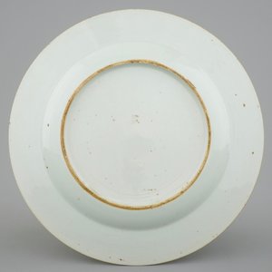 Une belle assiette en porcelaine de Chine aux papillons sur l'aile, Yongzheng, 1723-1735 — photo 2